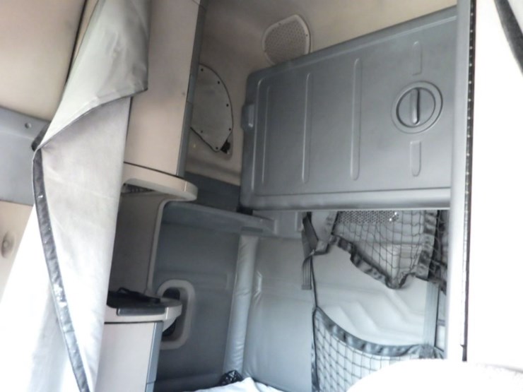 2016-freightliner-cascadia-113-image-25