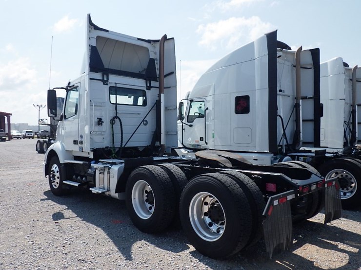 2021-volvo-vnr300-image-12