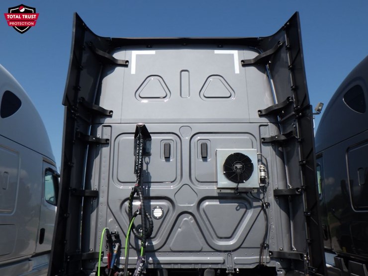 2022-freightliner-cascadia-126-image-11
