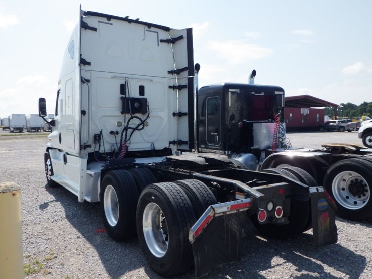 2016-freightliner-cascadia-113-image-18
