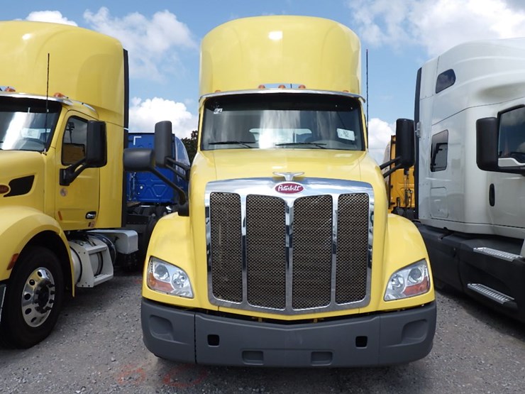 2021-peterbilt-579-image-2