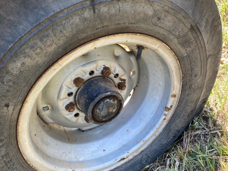 case-ih-695-2-wd-tractor-image-39