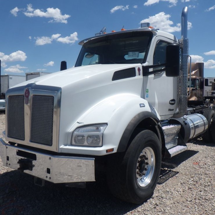 2023 KENWORTH T880
