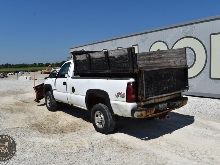 2004-chevrolet-silverado-1500-image-12