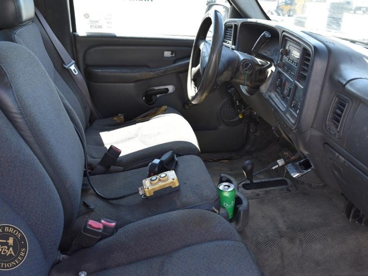 2004-chevrolet-silverado-1500-image-46