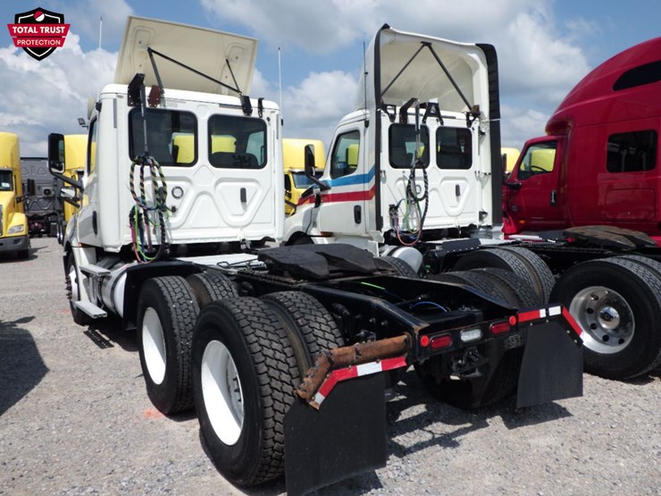 2019-freightliner-cascadia-126-image-12