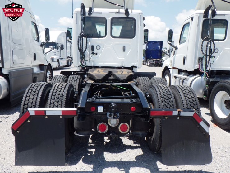 2020-freightliner-cascadia-126-image-9