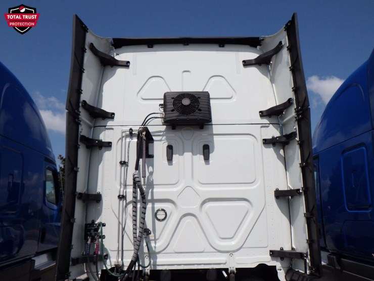 2022-freightliner-cascadia-126-image-11