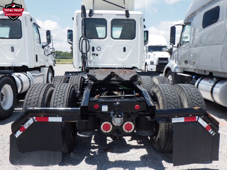 2020-freightliner-cascadia-126-image-8