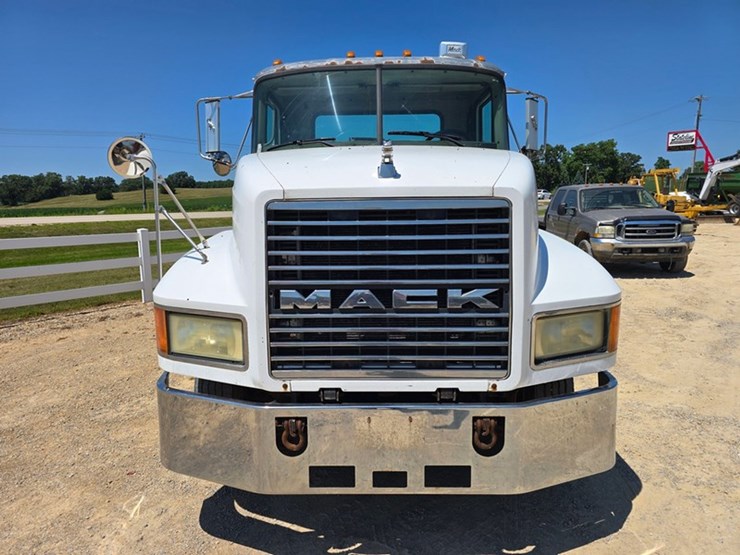2003-mack-ch612-image-11