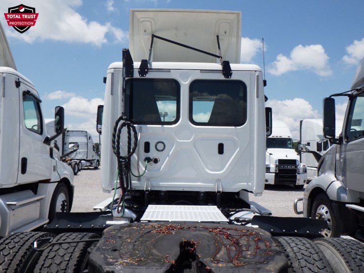 2020-freightliner-cascadia-126-image-10