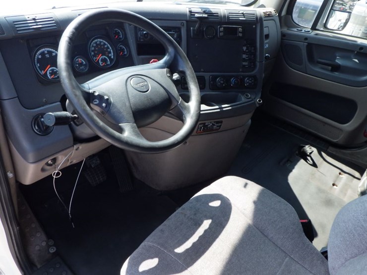 2016-freightliner-cascadia-113-image-22