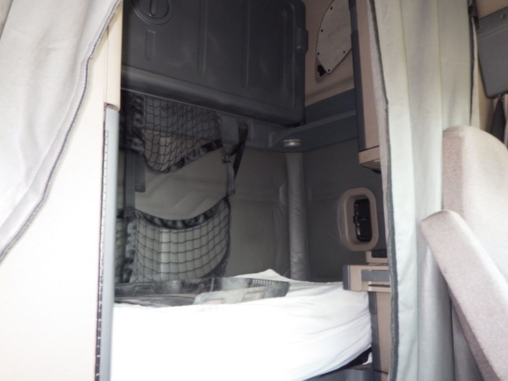 2016-freightliner-cascadia-113-image-7