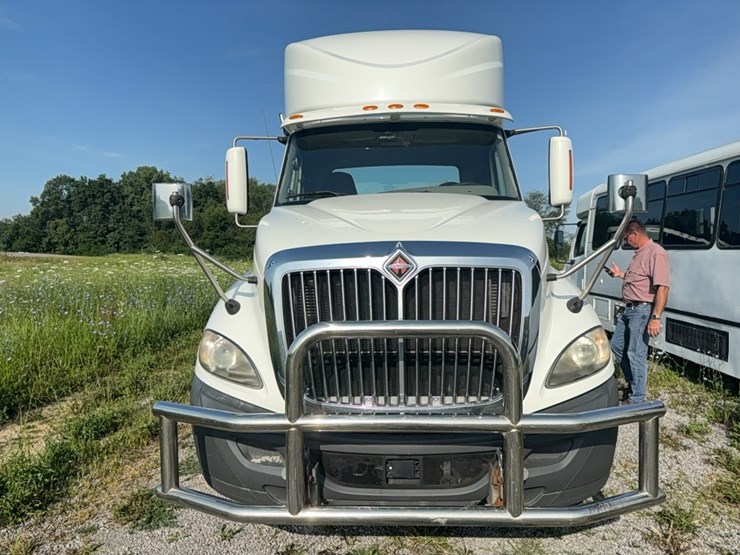 2016-international-prostar-semi-image-2