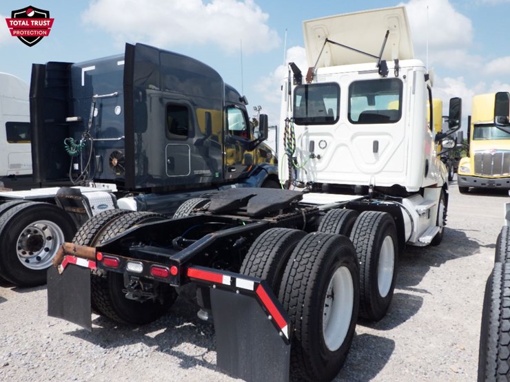 2019-freightliner-cascadia-126-image-8