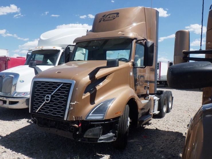 2023-volvo-vnl300-image-1