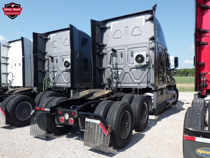 2022-freightliner-cascadia-126-image-8