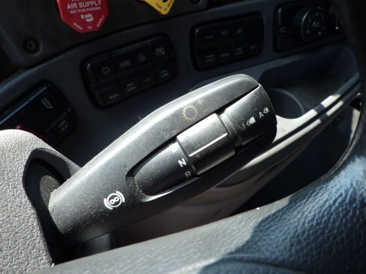 2016-freightliner-cascadia-113-image-24