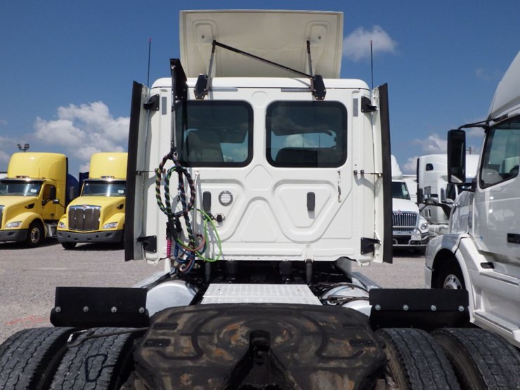 2018-freightliner-cascadia-125-image-11