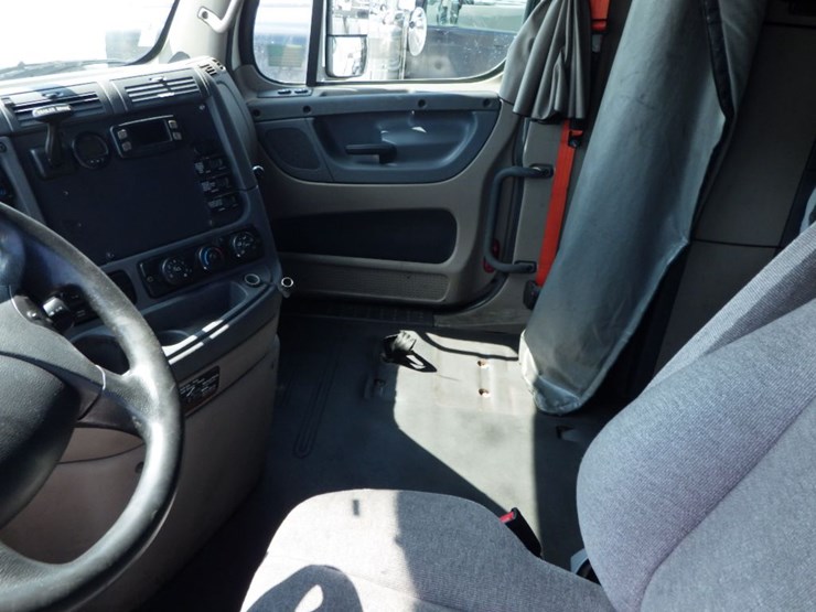 2016-freightliner-cascadia-113-image-23