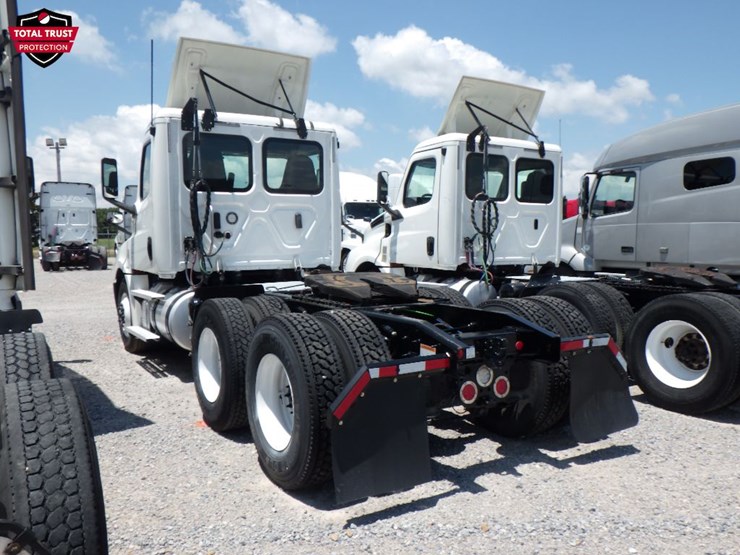 2020-freightliner-cascadia-126-image-12