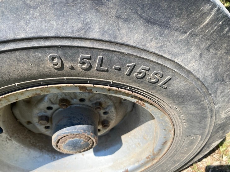 case-ih-695-2-wd-tractor-image-35