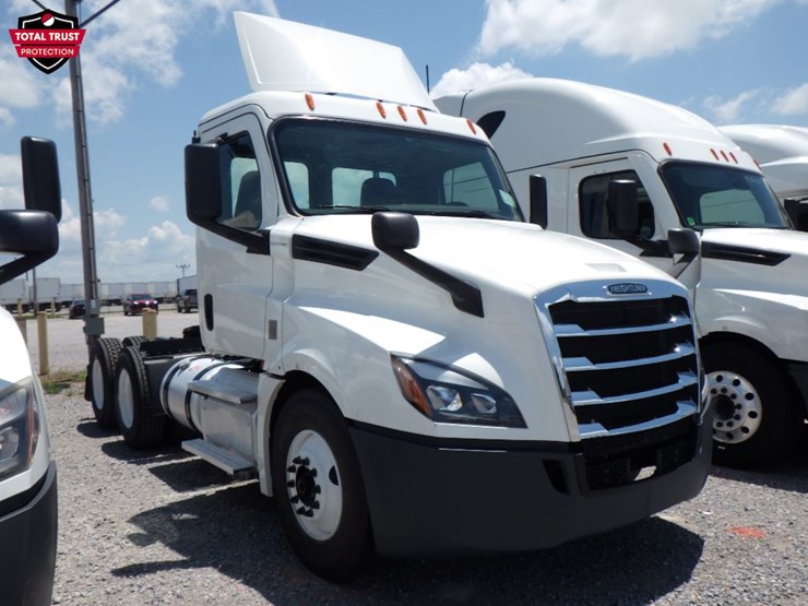 2020-freightliner-cascadia-126-image-3