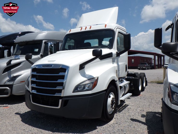 2020-freightliner-cascadia-126-image-1