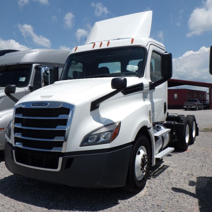 2020 FREIGHTLINER CASCADIA 126