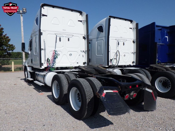 2023-freightliner-cascadia-126-image-13