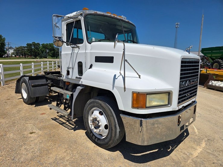2003-mack-ch612-image-10