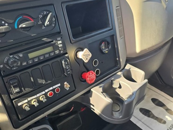 2011-international-durastar-4300-image-30