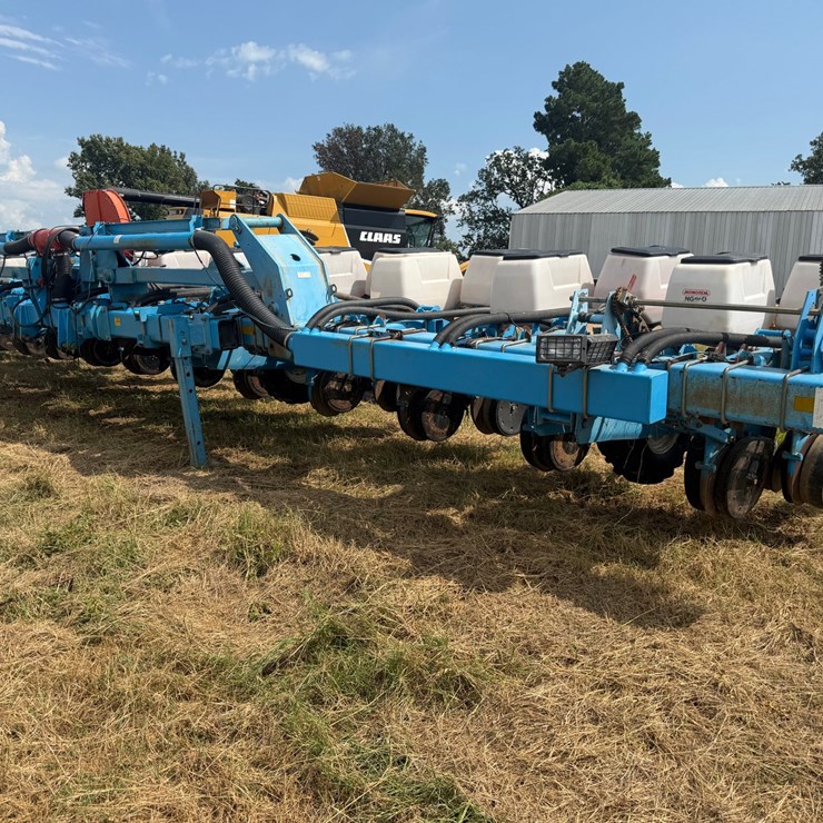 #51909 • Monosem 12 Twin Row 38" Center Planter 05A116 INV#51909