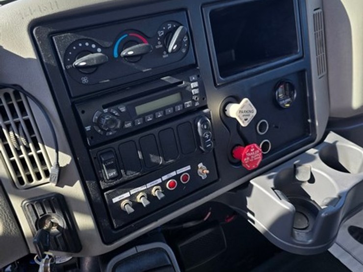 2011-international-durastar-4300-image-29
