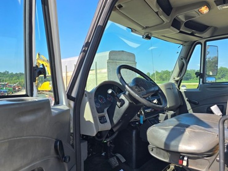 2011-international-durastar-4300-image-23