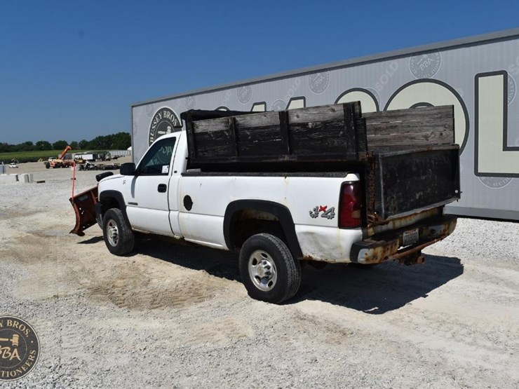 2004-chevrolet-silverado-1500-image-11