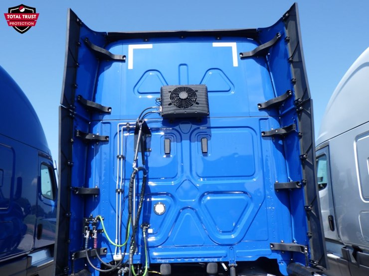 2022-freightliner-cascadia-126-image-11