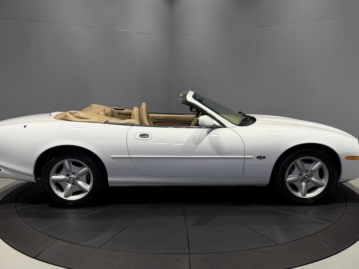 #1516-•-1997-jaguar-xk8-convertible-image-46