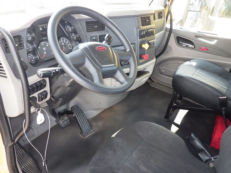 2021-peterbilt-579-image-17