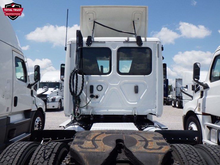 2020-freightliner-cascadia-126-image-11