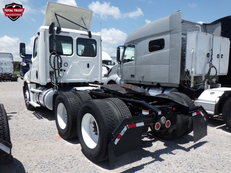 2020-freightliner-cascadia-126-image-11