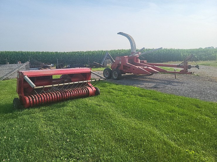 gehl-1065-tandem-axle-forage-chopper-w/2-heads---nice-image-3