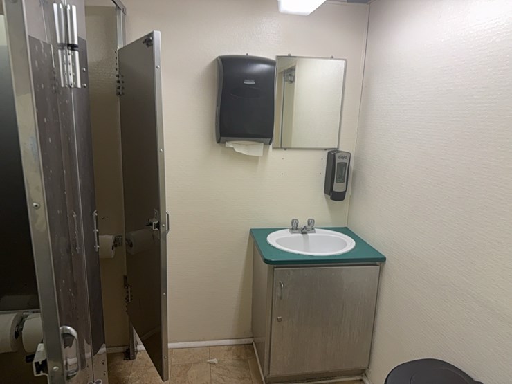 1992-pace-restroom-trailer-image-3