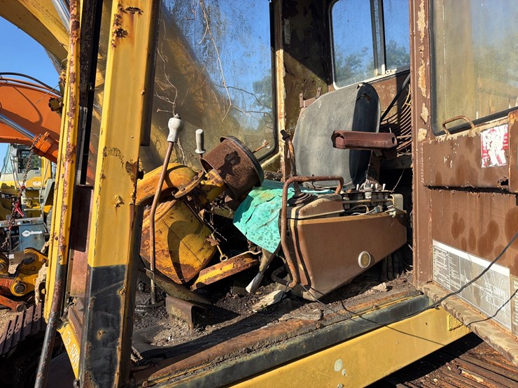 caterpillar-215-image-5