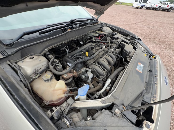 2015-ford-fusion-se-image-12