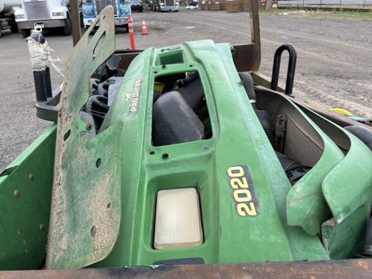 2020-john-deere-gator-image-15