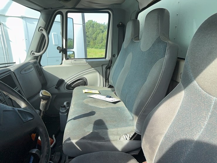 2004-international-4300-dt466-box-truck-image-28