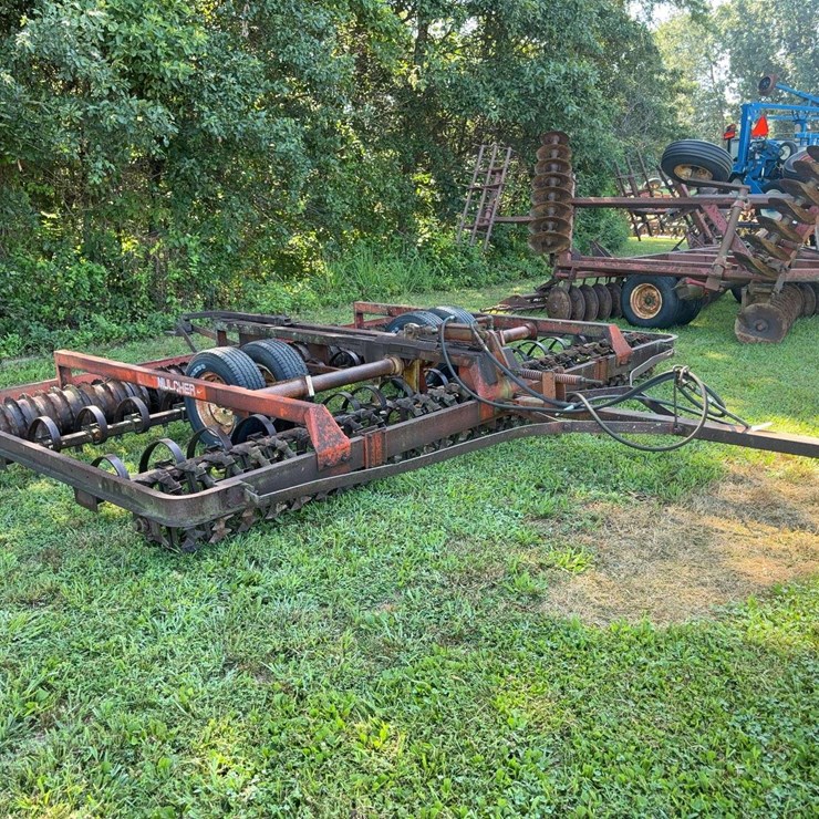 Dunham-Lehr 15ft Cultimulcher, Front side Bearings are out, and cylinder leaks