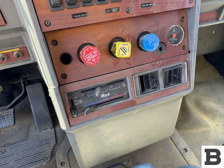 1999-mack-cl713-image-35