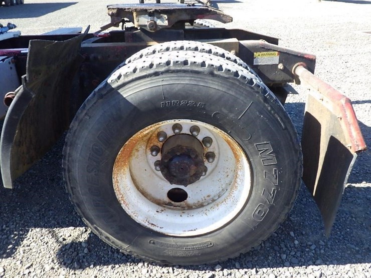 2000-freightliner-fl70-image-9